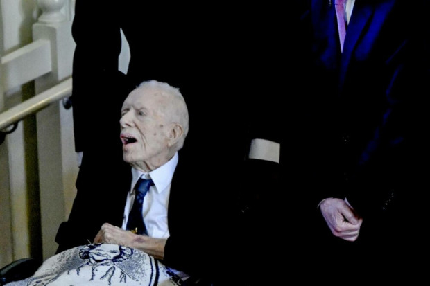 99-годишният Джими Картър успя да отиде на траурната церемония по погребението