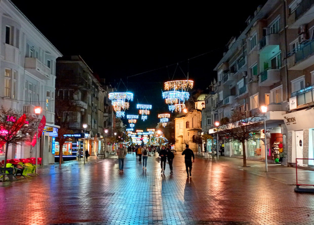 Продължава разкрасяването на Варна за наближаващите Коледни и Новогодишни празници