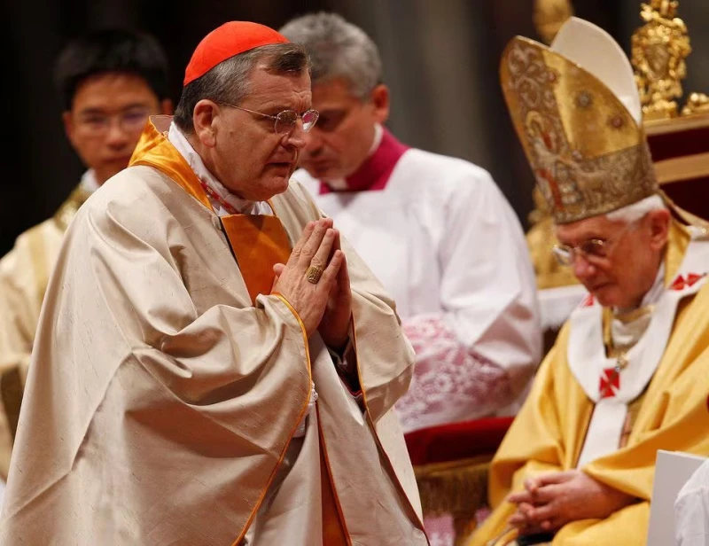 Папа Франциск лиши бунтовен консервативен кардинал от привилегиите му във Ватикана