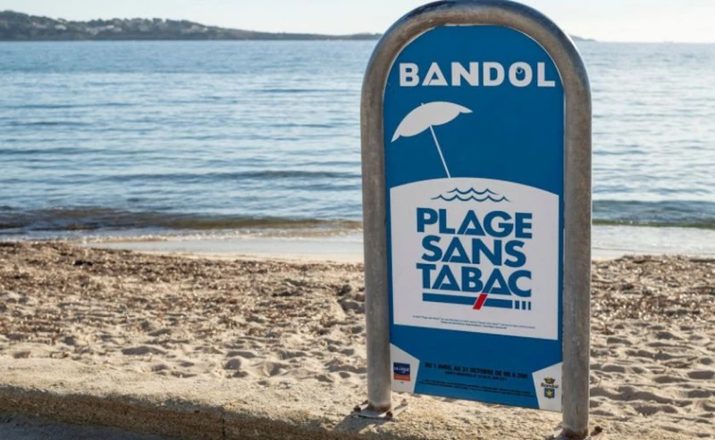 Франция ще забрани пушенето на плажа, спира и електронните цигари за еднократна употреба