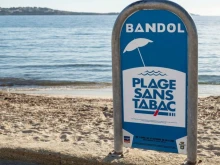 Франция ще забрани пушенето на плажа, спира и електронните цигари за еднократна употреба