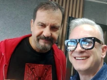 Ники Кънчев чисти сняг от входове и коли