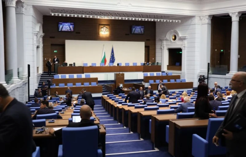 След бурни дебати, скандали и забележки депутатите избраха Момчил Мавров за подуправител на НЗОК