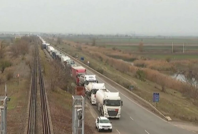 Румънски шофьор на камион попиля България: Разказа за кошмара на границата ни и как се печелят пари от превозвачите