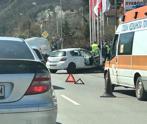 Катастрофа в Добрич вкара водачите в болница във Варна