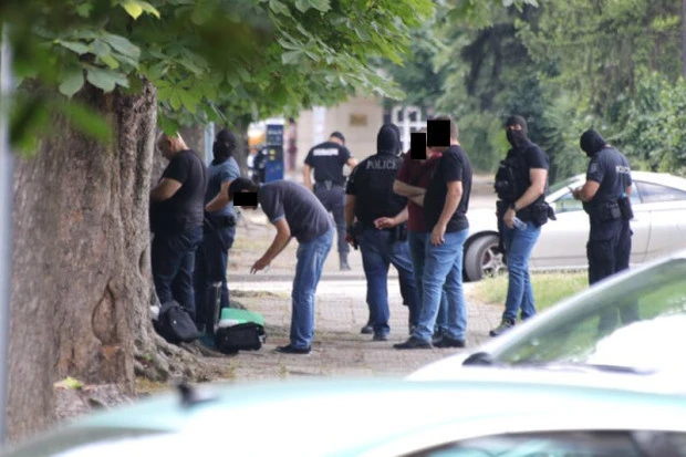 Арестувани за продажба на опасна дрога на ученици в Пловдив остават на топло