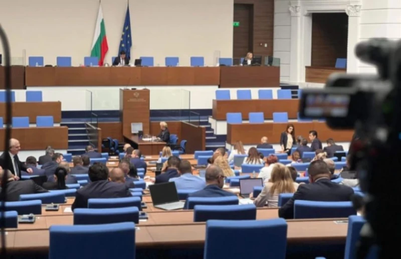 Депутатите гласуват бюджетите на Здравната каса и ДОО на първо четене