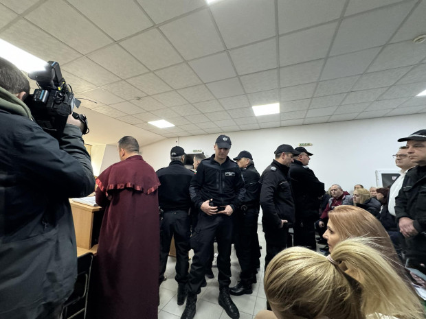 </TD
>Викове убийци огласиха пловдивския съд и съпровождаха доведените в съдебната