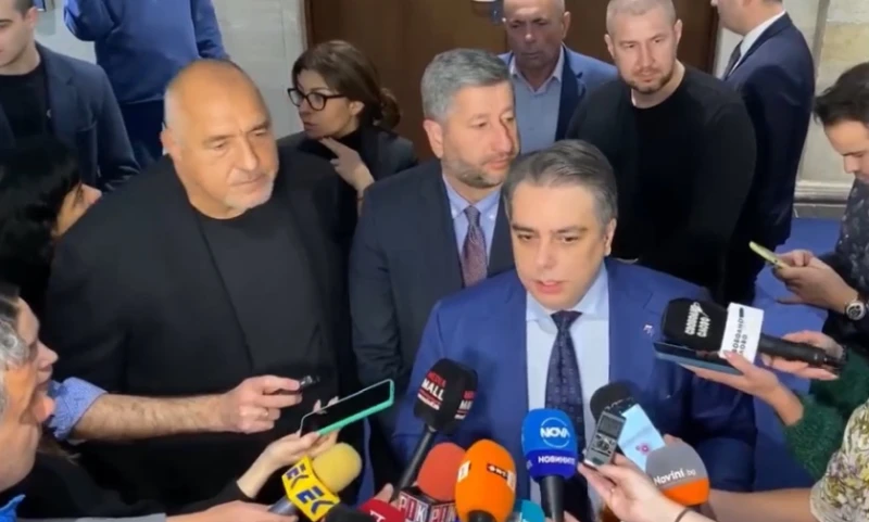 Борисов рамо до рамо с Христо Иванов и Асен Василев: Управителят и подуправителят на НЗОК да подадат оставка