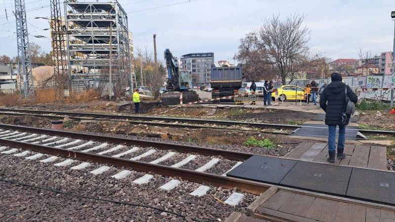 Стовариха техника на прелеза на Сточна гара. Какво се случва?