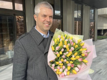 Романтик: Кметът Коцев купи букет на съпругата си и й се извини, ето защо