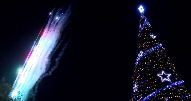</TD
>Грейнаха светлините на коледното дърво пред сградата на община Пловдив,