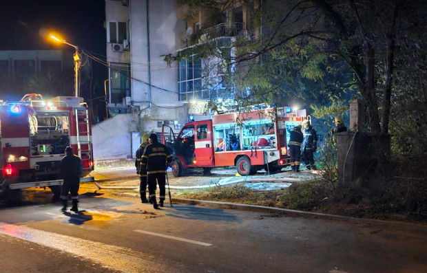 Изоставена къща пламна днес късно следобед в центъра на Варна.