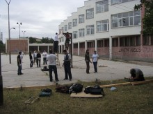 Младежите от ГЕРБ обновиха училищен двор