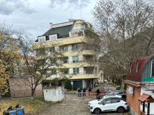 Половината център на Благоевград е отцепен от полицията, търсят се следи от тримата обирджии