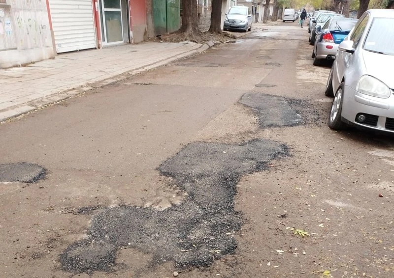 Това не са кадри от Луната, а от улица в Пловдив