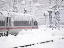 Снегът парализира Бавария: Отменени полети и спрени влакове в Мюнхен