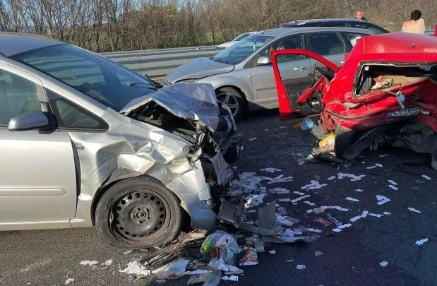 Жестока верижна катастрофа на изхода на Пловдив! Свидетели: Отбиха движението
