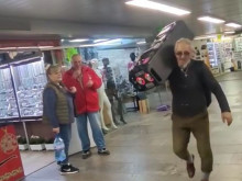 Елегантен мъж с купонджийски дух събра погледите на минувачите в подлеза на Централна гара