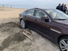 Луксозен автомобил заседна на плажа в Бургас