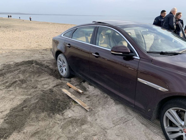 TD Луксозен автомобил с украинска регистрация заседна в пясъка на Северния