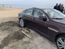 Луксозен автомобил заседна на Северния плаж в Бургас