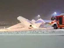 В Мюнхен самолет се изправи на опашката си под тежестта на снега