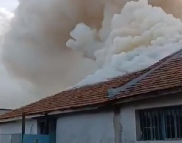 </TD
>Пожар избухна в автосервиз в Бургас. Гъст бял дим излиза
