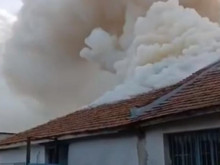 Пожар избухна на Пети километър в Бургас