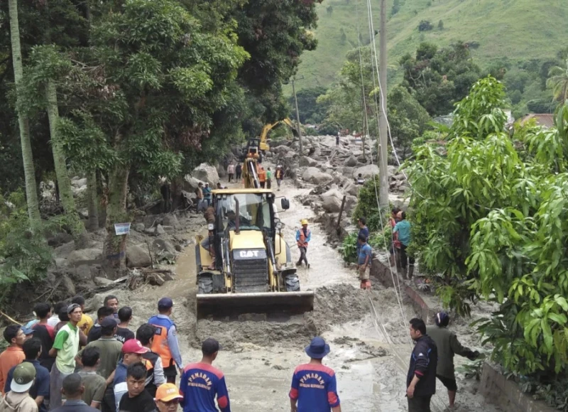 Един човек е загинал, а 11 са в неизвестност след наводнения в Индонезия