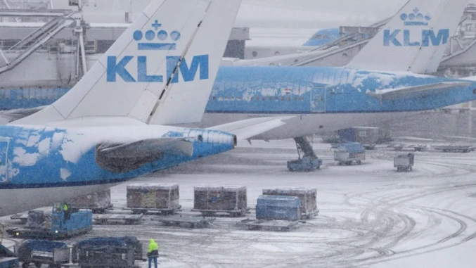 Стотици полети от Амстердам са отменени заради обилния снеговалеж