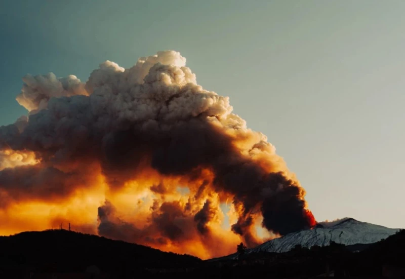 Вулканът Мерапи в Индонезия е изригнал, коли и пътища са покрити с пепел