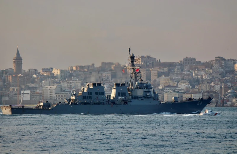 Американски военен кораб е атакуван в Червено море