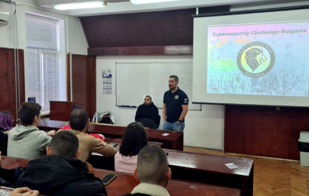 Треньорът на националния отбор по киберсигурност на България гостува на Морското училище във Варна