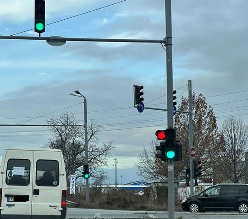 Кошмар на пловдивско кръстовище, светофар свети едновременно червено и зелено