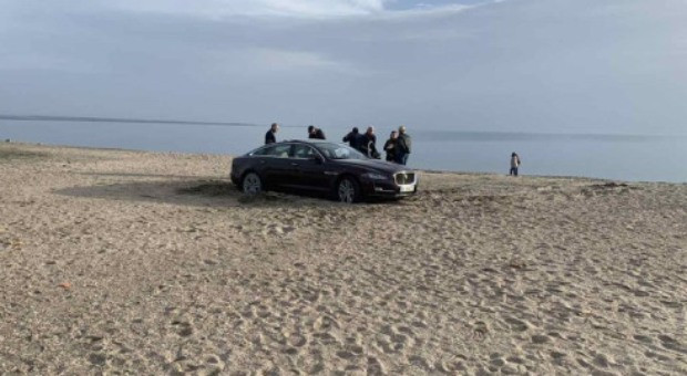 Луксозна кола затъна в пясъка на Северния плаж в Бургас  На