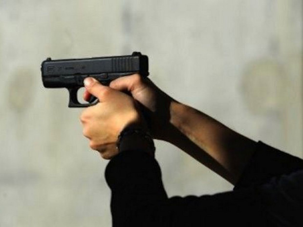 Пиян мъж извади пистолета си и започна да стреля на улицата пред двама тийнейджъри в Шумен