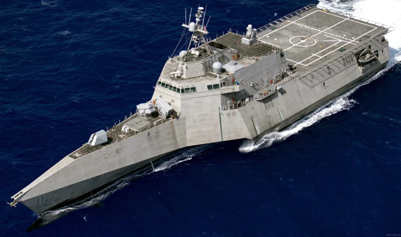 Пекин твърди, че американски военен кораб незаконно е навлязъл в китайски води