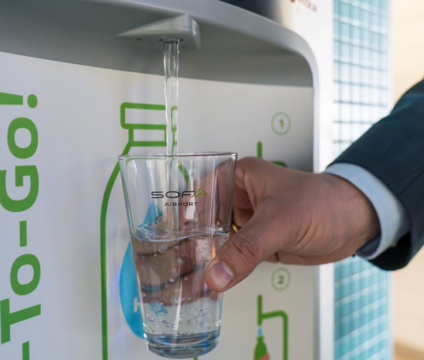 Пътниците на летище "София" вече пълнят бутилки с вода от "умни" чешми