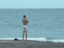 Нищо, че е зима, морето ги влече