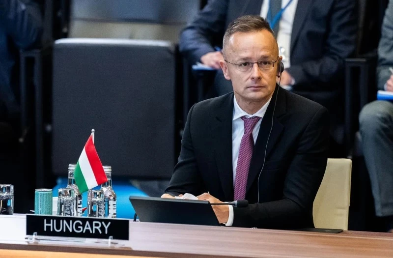 Сиярто потвърди: Порошенко планира да се срещне с Орбан