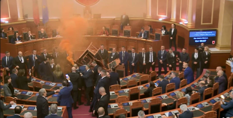 Албански депутат се опита да подпали парламента
