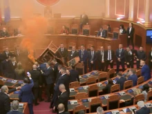 Албански депутат се опита да подпали парламента