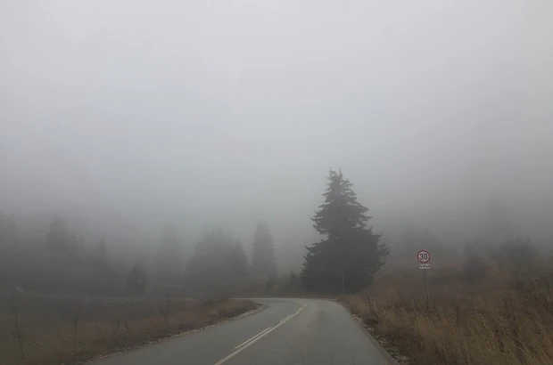Намалена заради мъгла е видимостта по проходите в Смолянско
