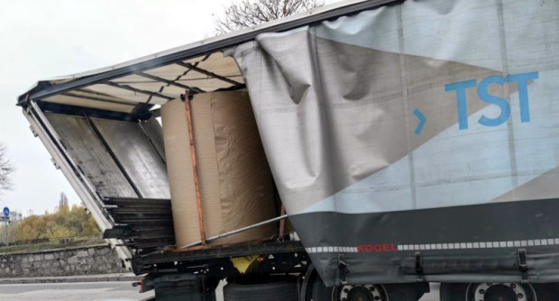 TD Камион с голям товар е заседнал под моста на Герджика