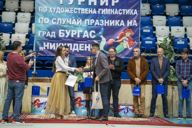 </TD
>Олимпийската шампионка по художествена гимнастика с ансамбъла на България от
