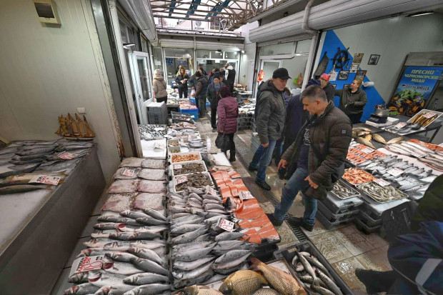 Рибата на варненския пазар с рекордни цени, колко удари кило шаран преди Никулден