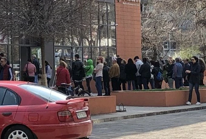 Влезте в "Лекси", купете храна, но след касите оставете част от нея