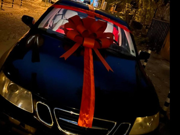 Жена от София подарява автомобила си на човек, който има