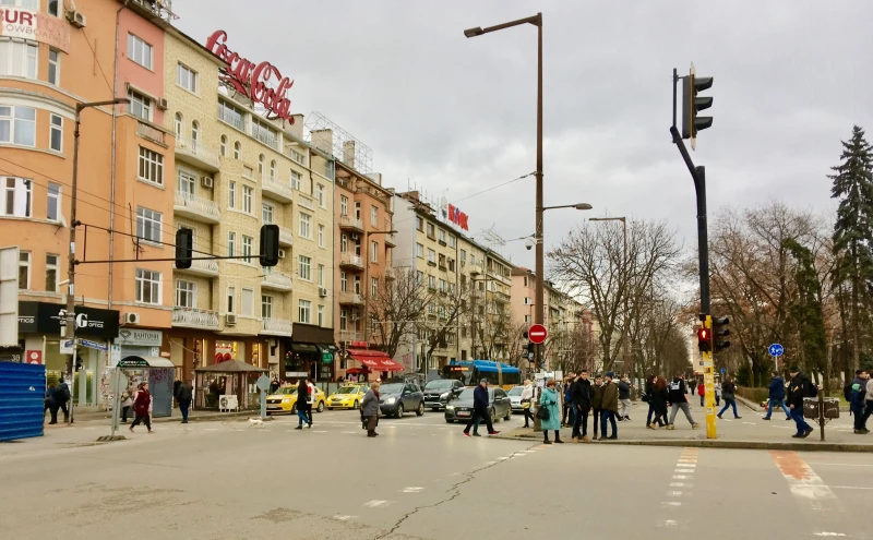 Психично болен наводни сграда, мята предмети през прозореца и заплаши да скочи от шестия етаж в София